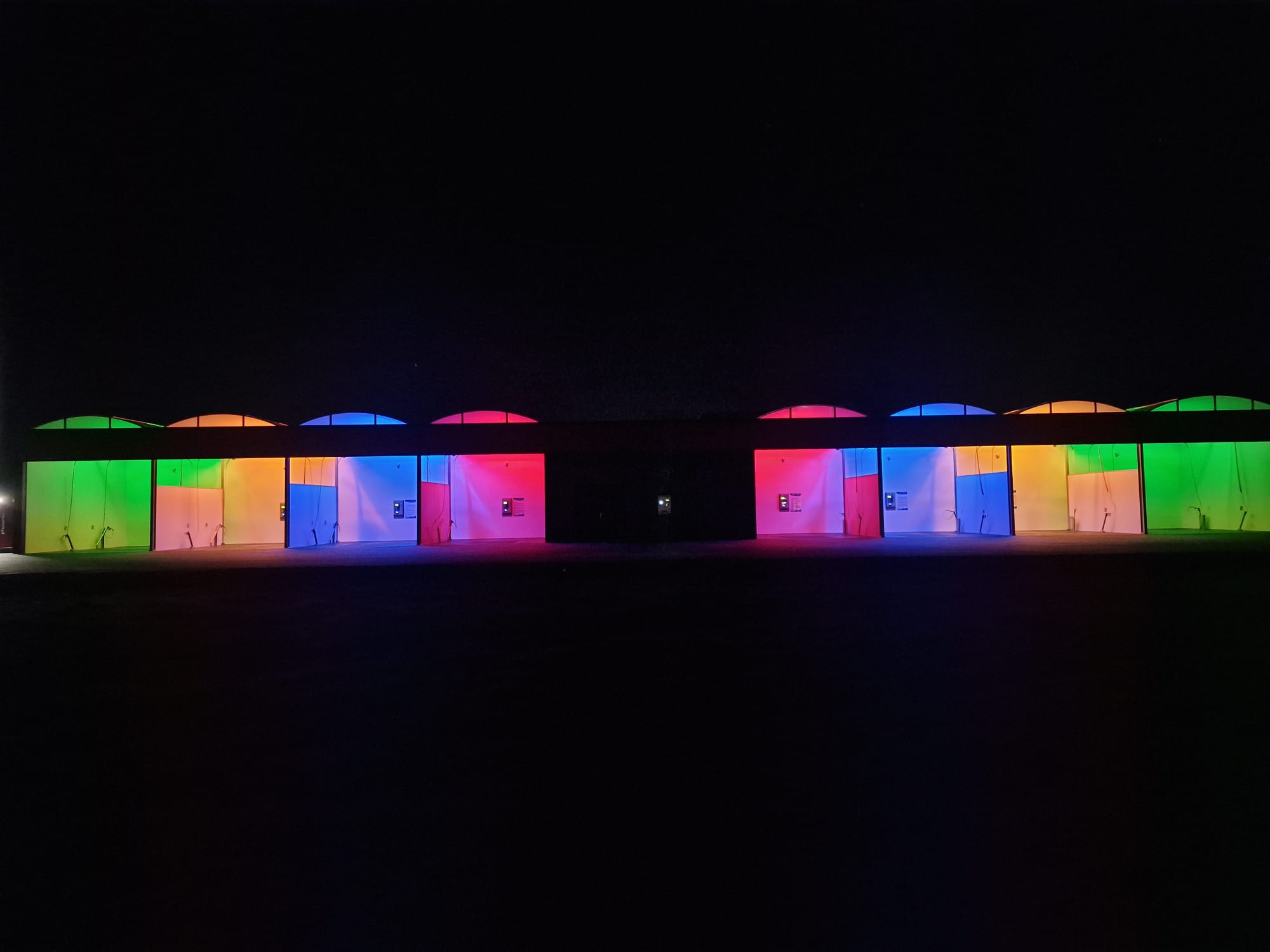 Wasboxen met LED-verlichting bij nacht.
