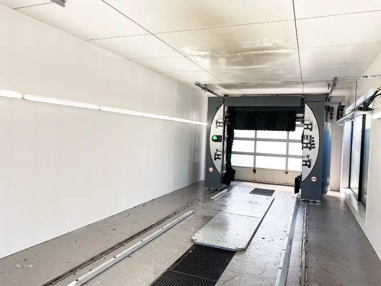 grijze rollover carwash machine met witte kunststof wandpanelen