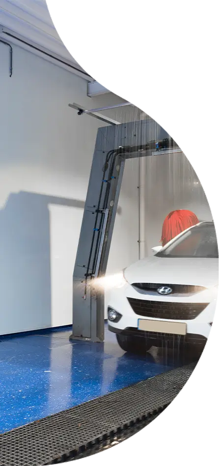 auto in wasstraat met kunststof wandpanelen voor carwash