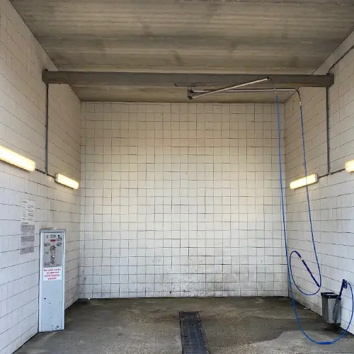 wasbox met oude tegelwanden