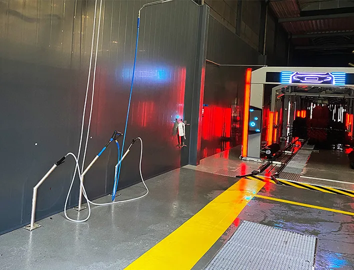 omslagafbeelding grafietgrijze panelen in een carwash