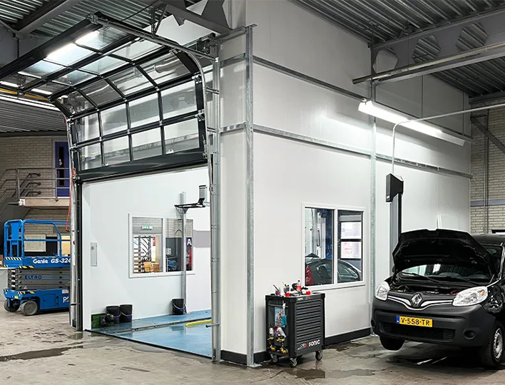 Wasstraat van kunststof panelen in een garage