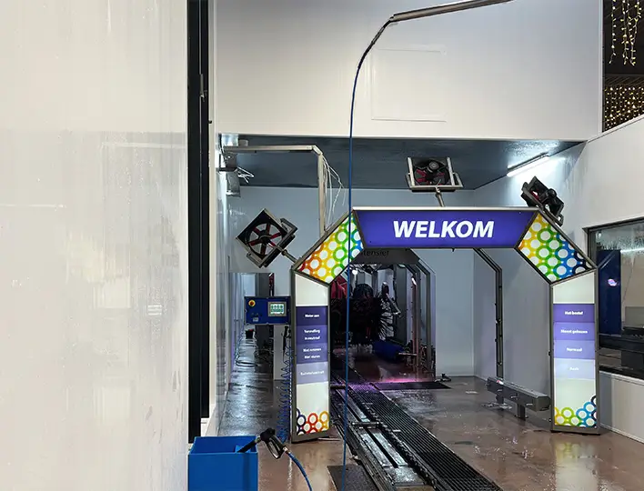 entree carwash met verlaagd plafond van carwash panelen