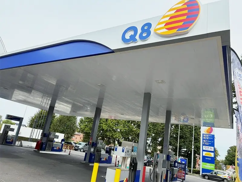 gerenoveerde tankstation luifel met kunststof panelen