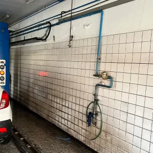 oude situatie met vieze witte tegels