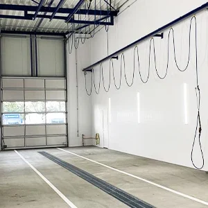 Truckwash boven Truckwash met kunststof wanden en een overhead deur