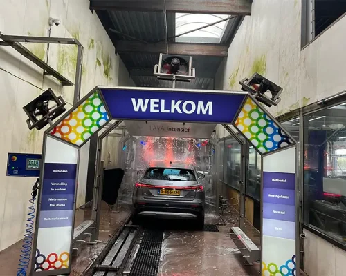 oude situatie met groene aanslag op wanden